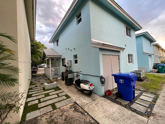 Building Photo - 325 NW 19th Ln