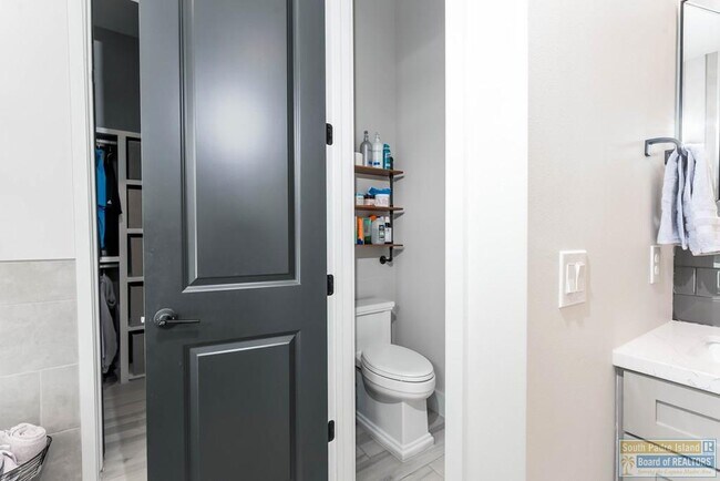 Building Photo - 100 Torrey Pines Dr