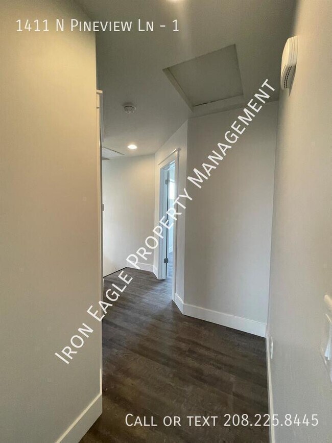 Building Photo - 1411 N Pineview Ln