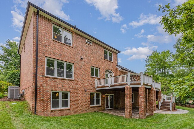 Building Photo - Stylish Renovation with Golf Course Views ...