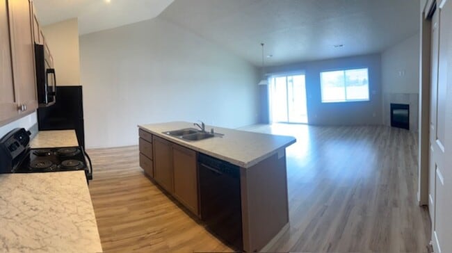 Building Photo - Moen Fields 3 Bed 3 Bath Garden Townhome across from Greenacres Elementary