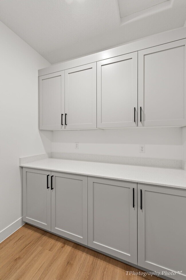 Building Photo - "Beautiful pet friendly 3-Bedroom, 2.5 Bat...