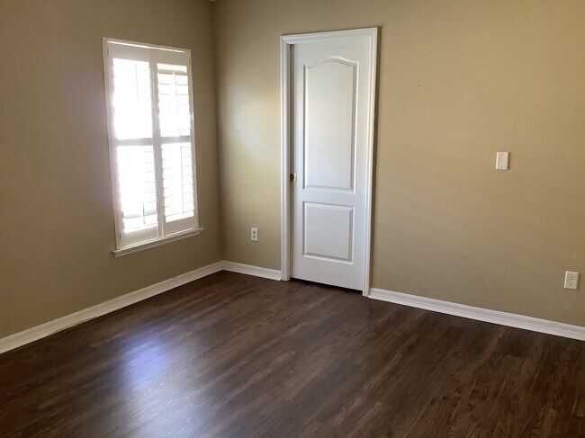 Building Photo - 2207 Golden Ivy Way