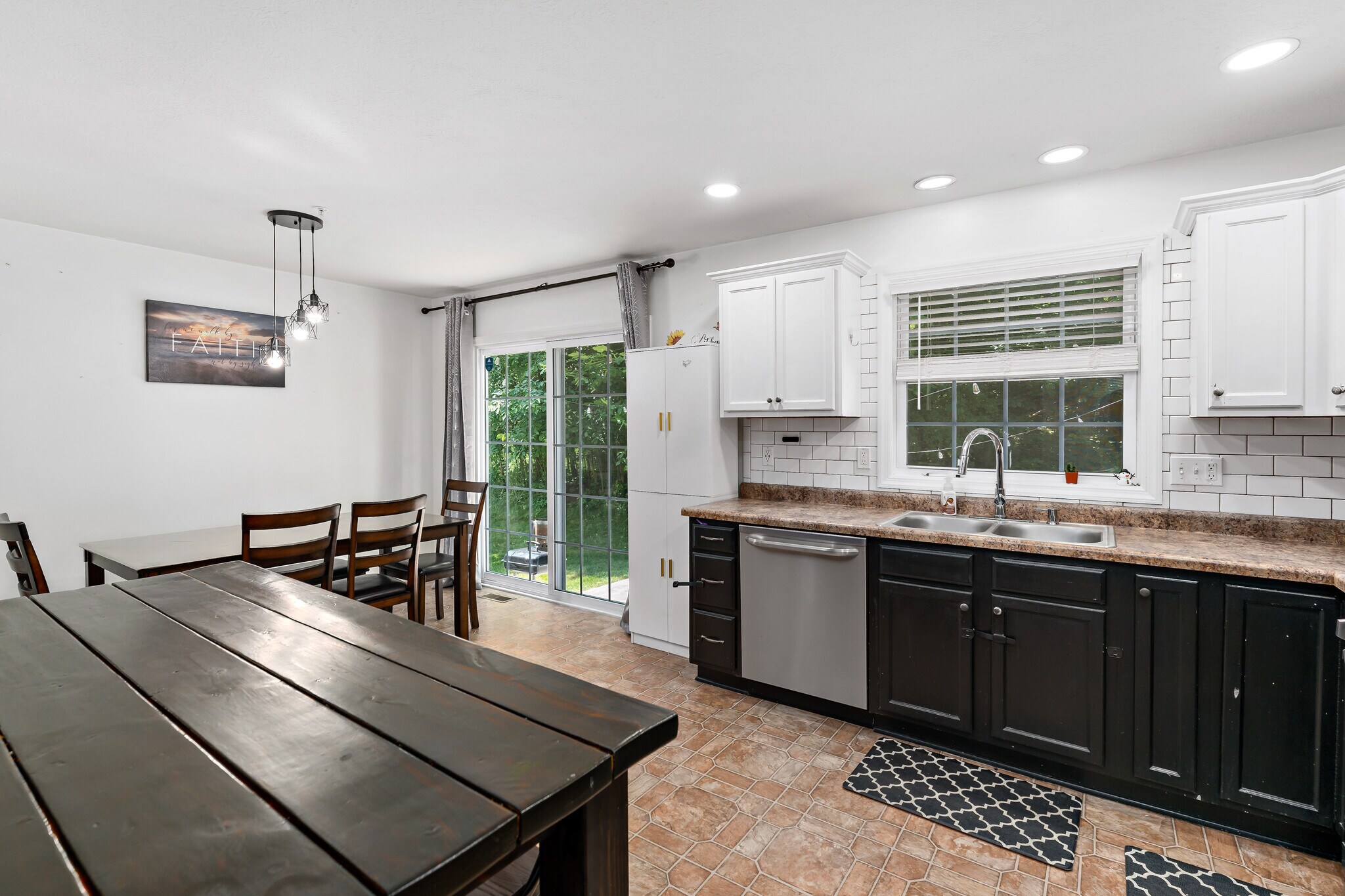 Building Photo - 249 Persimmon Ln