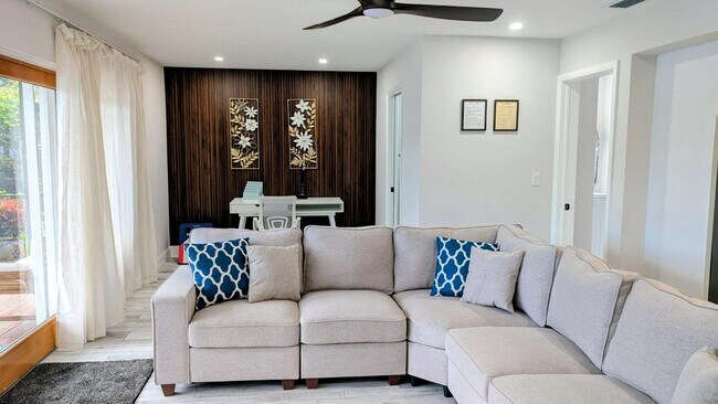 Building Photo - 8416 Pine Tree Ln