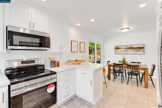 Building Photo - 2424 San Miguel Dr