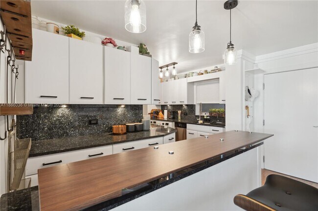 Building Photo - 1881 Washington Ave