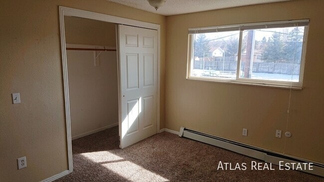 Building Photo - 910 Bishop Ct