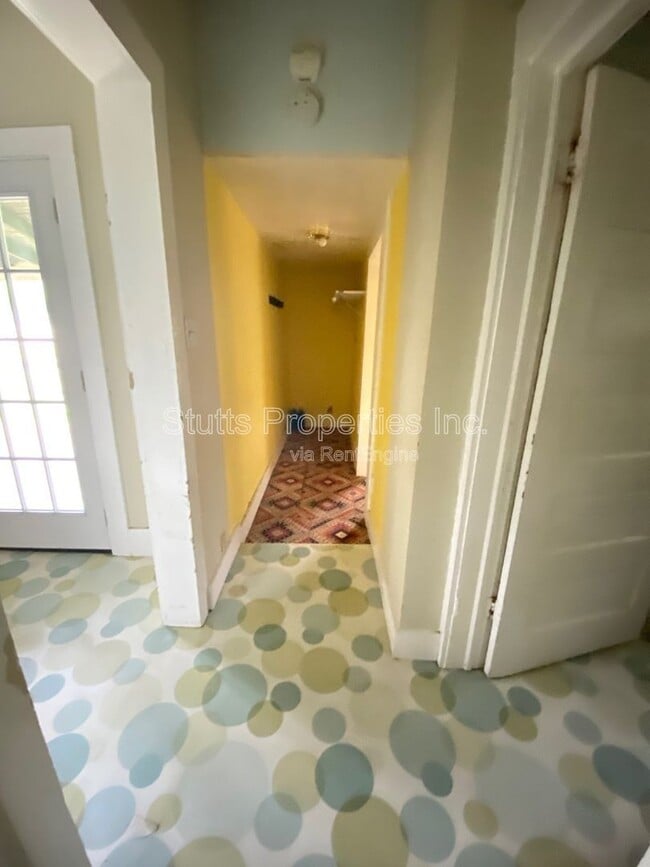 Building Photo - 403 Almon Ave