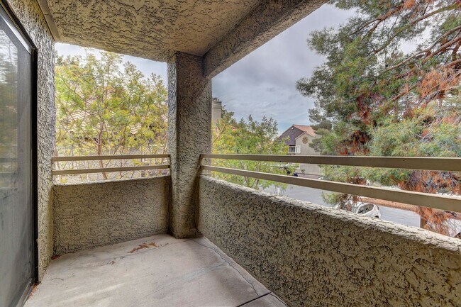 Building Photo - Beautiful Upstairs Condo