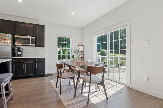 Building Photo - Beautifully Upgraded 4B/3.5B Home with Dec...