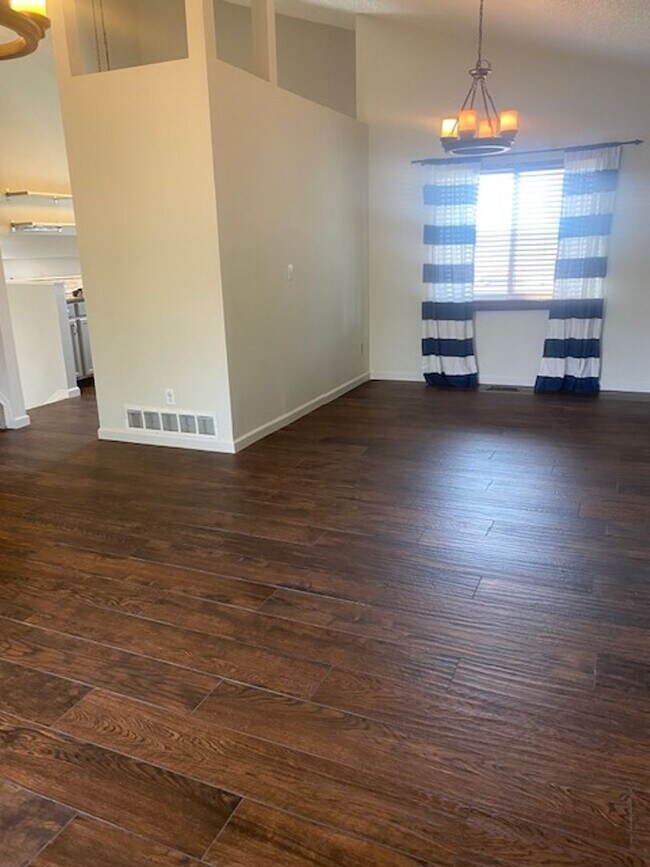 Building Photo - 3 Bedroom Tri-level in Woodland Hills