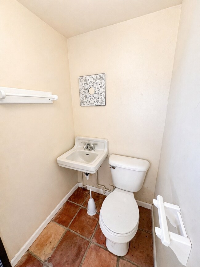 Building Photo - 352 Glen Ellen Dr