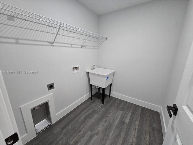 Building Photo - 1605 W 11th St