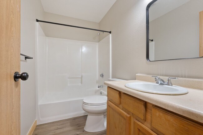 Building Photo - Spacious 2-Bedroom/1.5 bathroom in SE Portland