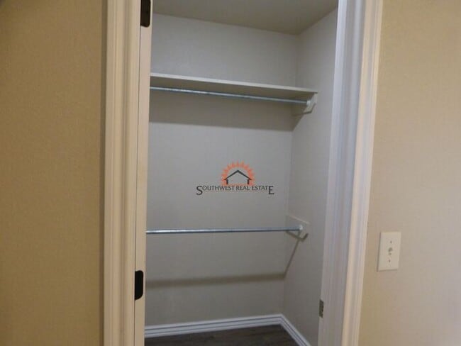 Building Photo - Spacious 2 bedroom 2 bath Duplex.