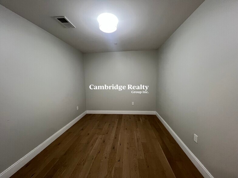 Building Photo - 8 Central St