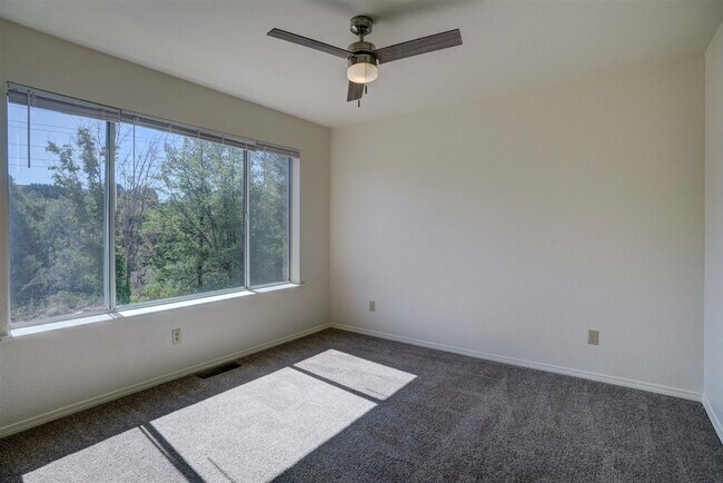 Building Photo - Freshly painted, 3 Bedroom, 2 Bath Home in...