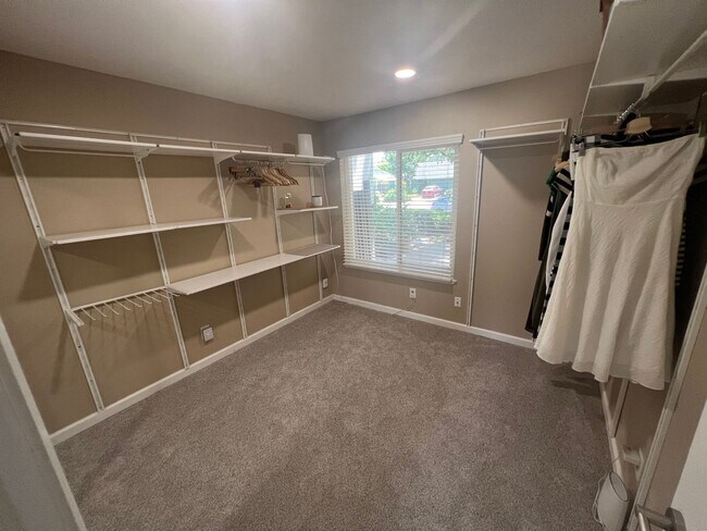 Building Photo - 3 Bed / 2.5 Bath | College Greens Townhome