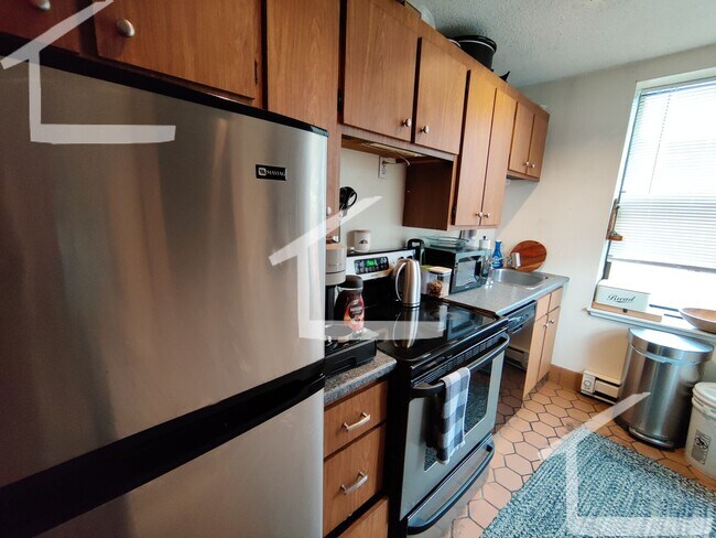 Building Photo - Nicely renovated condo quality 1 bed in Brighton with parking spot included!