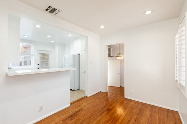 Building Photo - 5726 Lasaine Ave