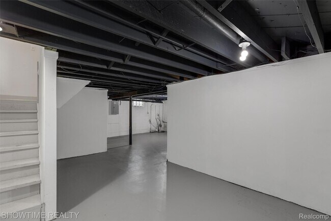 Building Photo - 2410 Yale Ave