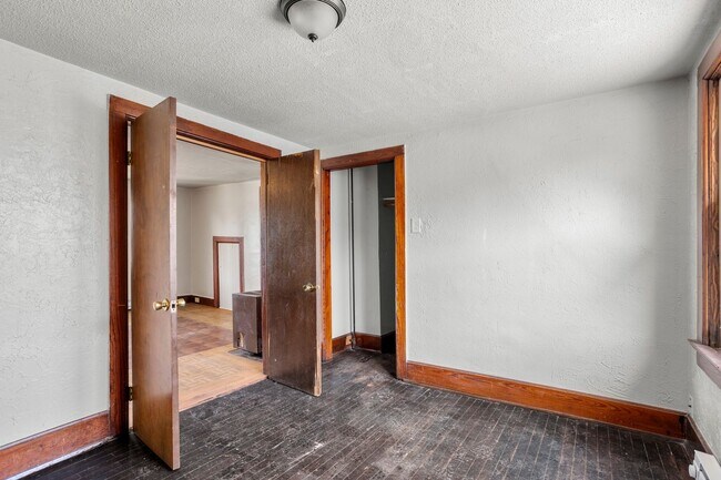 Building Photo - 1100 N Van Buren St