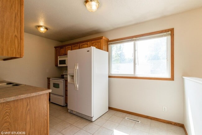 Building Photo - 3 Bedroom townhome, Open Now, garage, 2 bathrooms, W/D Etc.