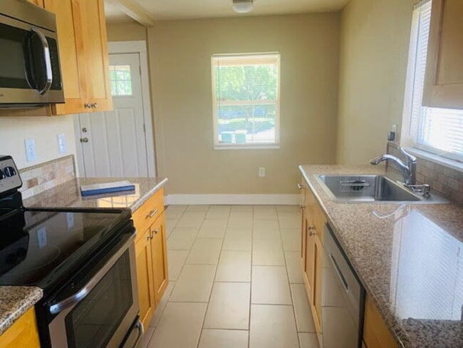 Building Photo - 1121 Alton St