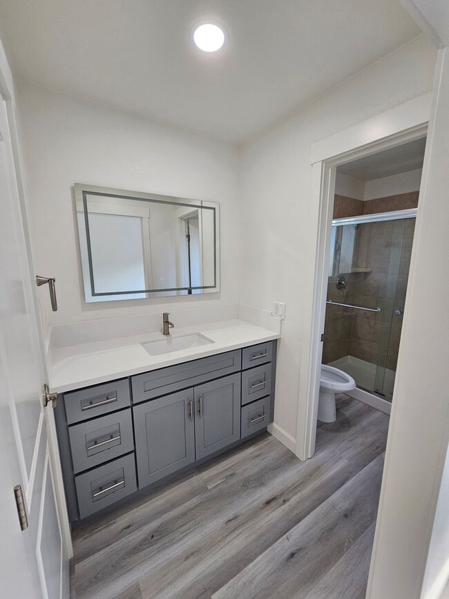 Building Photo - Gorgeous COMLETELY RENOVATED 3 Bed/2.5 Bat...