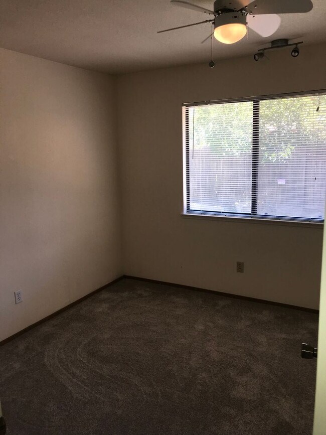 Building Photo - 4 Bed | 2 Bath | 1814SF | 2 Car Garage | Single Story |  Tenant pays $175 monthly for WS&G