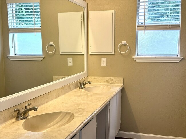 Building Photo - 2435 Summer Spring Dr