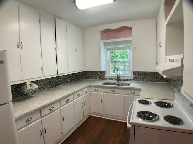 Building Photo - Well Kept Bungalow in Downtown Mebane!