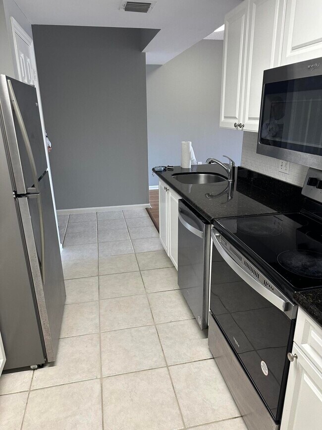 Building Photo - 2080 Greenview Shores Blvd