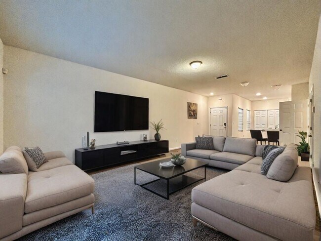 Building Photo - Great value 3 / 2.5 townhome in Capitol Park