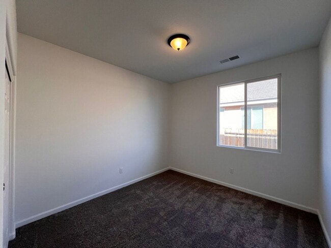 Building Photo - Single-level 3 bedroom, 2-bathroom home in Dayton, NV