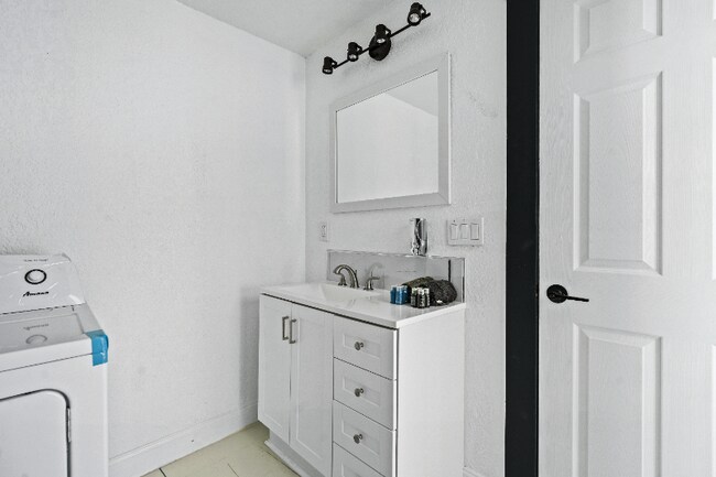 Building Photo - 209 W Gladys St