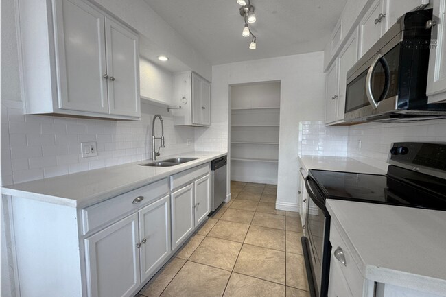 Building Photo - 4Bed/2Bath House at Chandler Blvd/McQueen Rd! Ready for Immediate Move-In! – NO HOA!