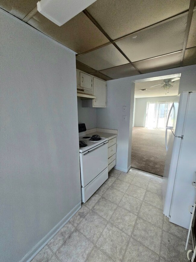 Building Photo - Palm West Condo - Wood