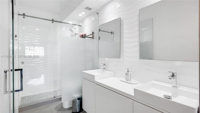 Building Photo - 300 Bayview Dr