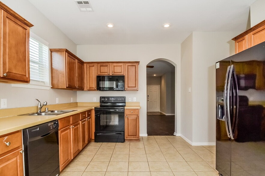 Building Photo - 1116 Oakcrest Dr