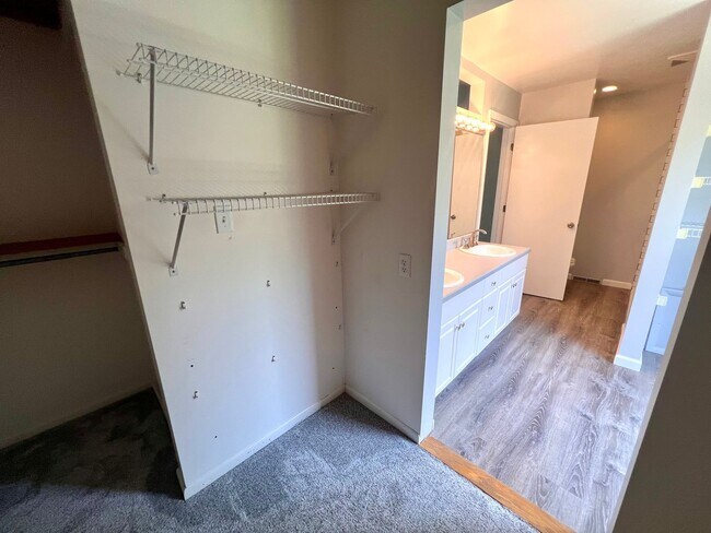 Building Photo - Cranberry - 6 bedroom 4 bathroom - Stunnin...