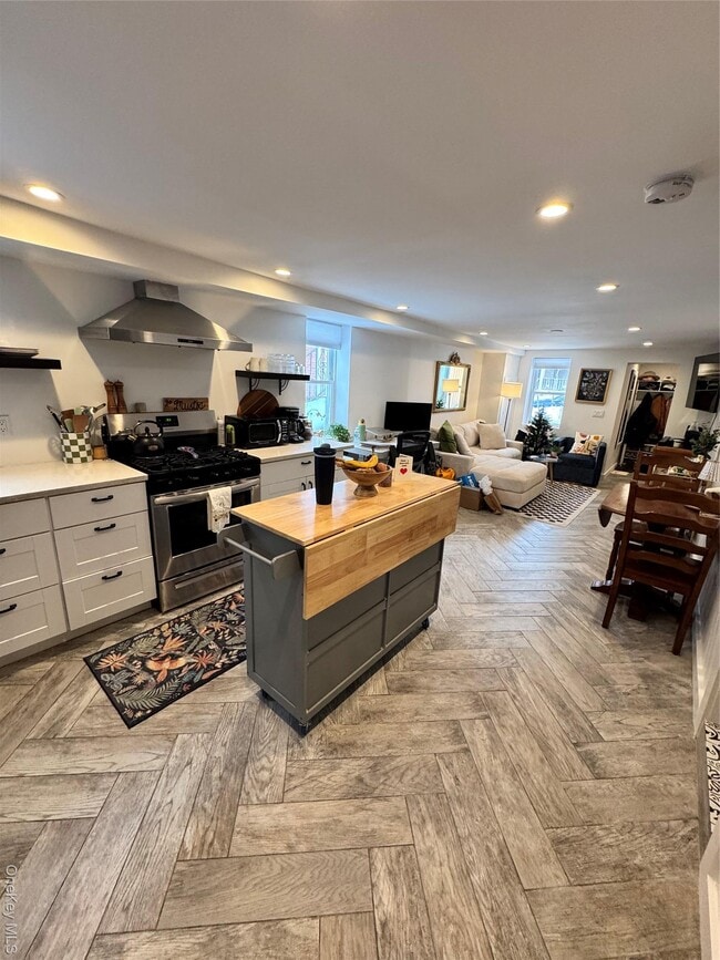 Building Photo - 122 E Fulton St