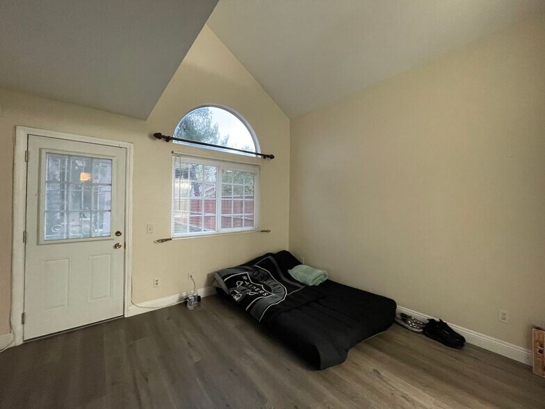 Building Photo - 717 Periwinkle Ln