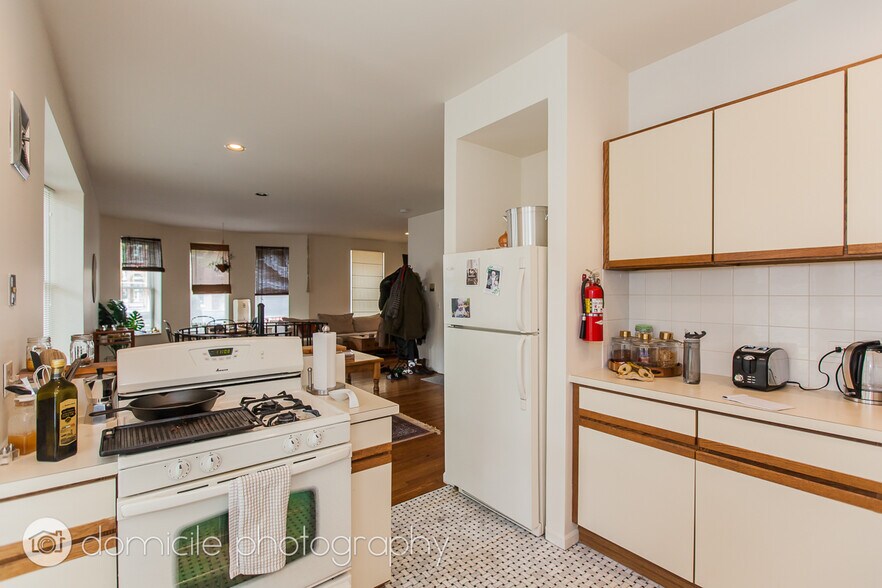 Building Photo - 1301 N Hoyne Ave