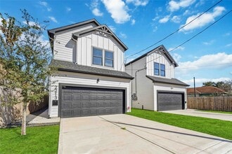 Building Photo - 2217 Lee St