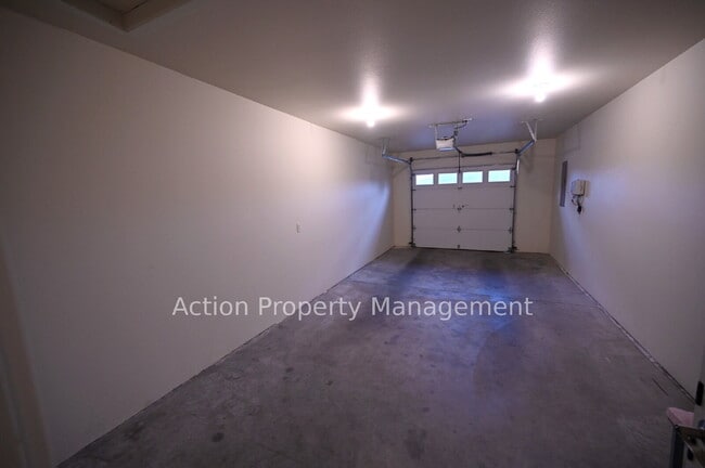 Building Photo - 2 bed, 2 bath, 1 car garage in a 4-plex, in Sequim