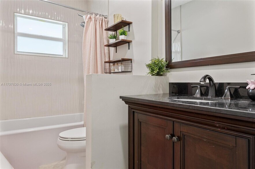 Building Photo - 608 1st Key Dr