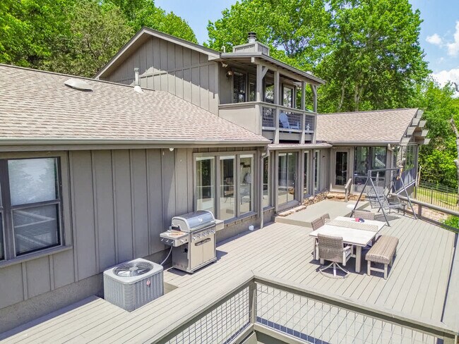 Building Photo - 13014 Schoolhouse Dr