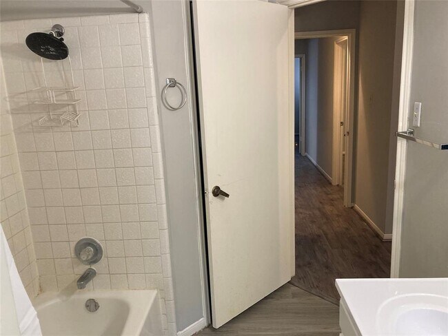 Building Photo - 2734 Colony Dr